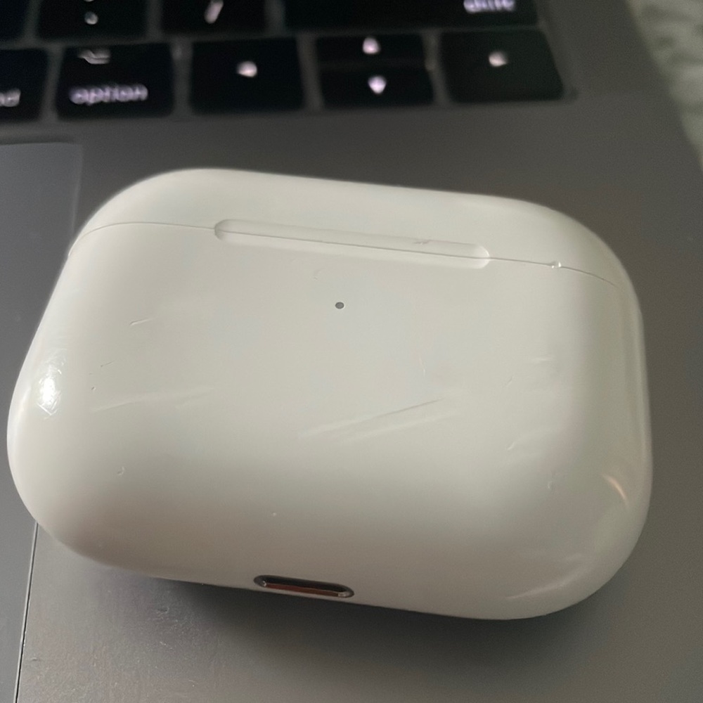 AirPod pros case and right air bud